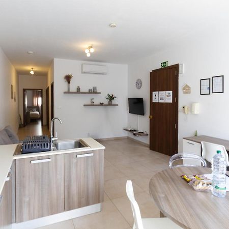 Modern & Central 2 Bedroom & 2 Bathrooms Apartment Msida Bagian luar foto