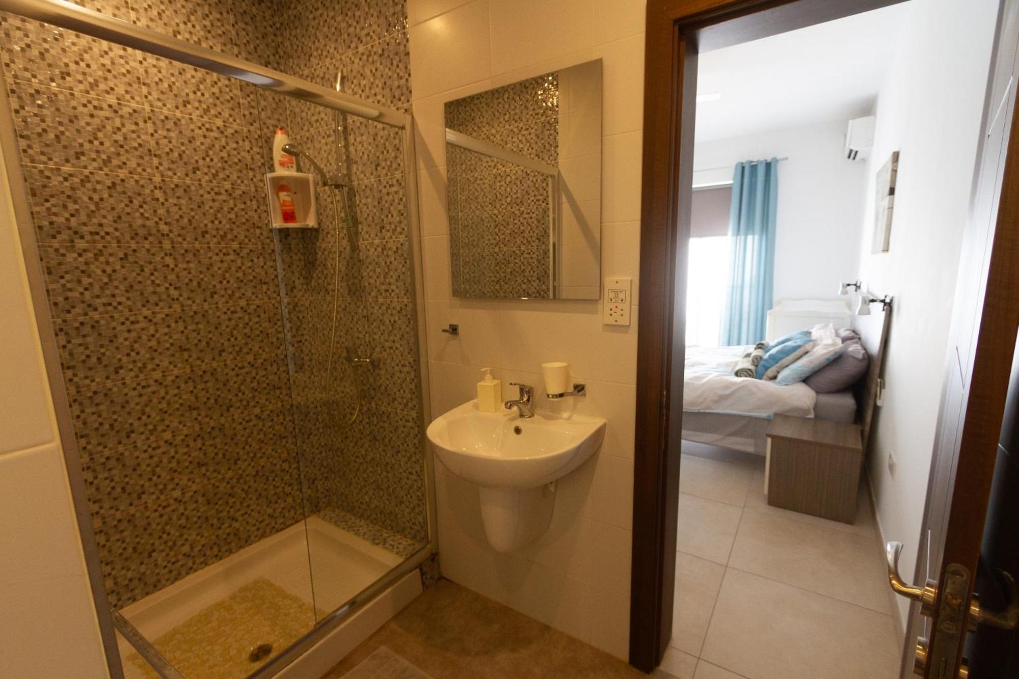 Modern & Central 2 Bedroom & 2 Bathrooms Apartment Msida Bagian luar foto