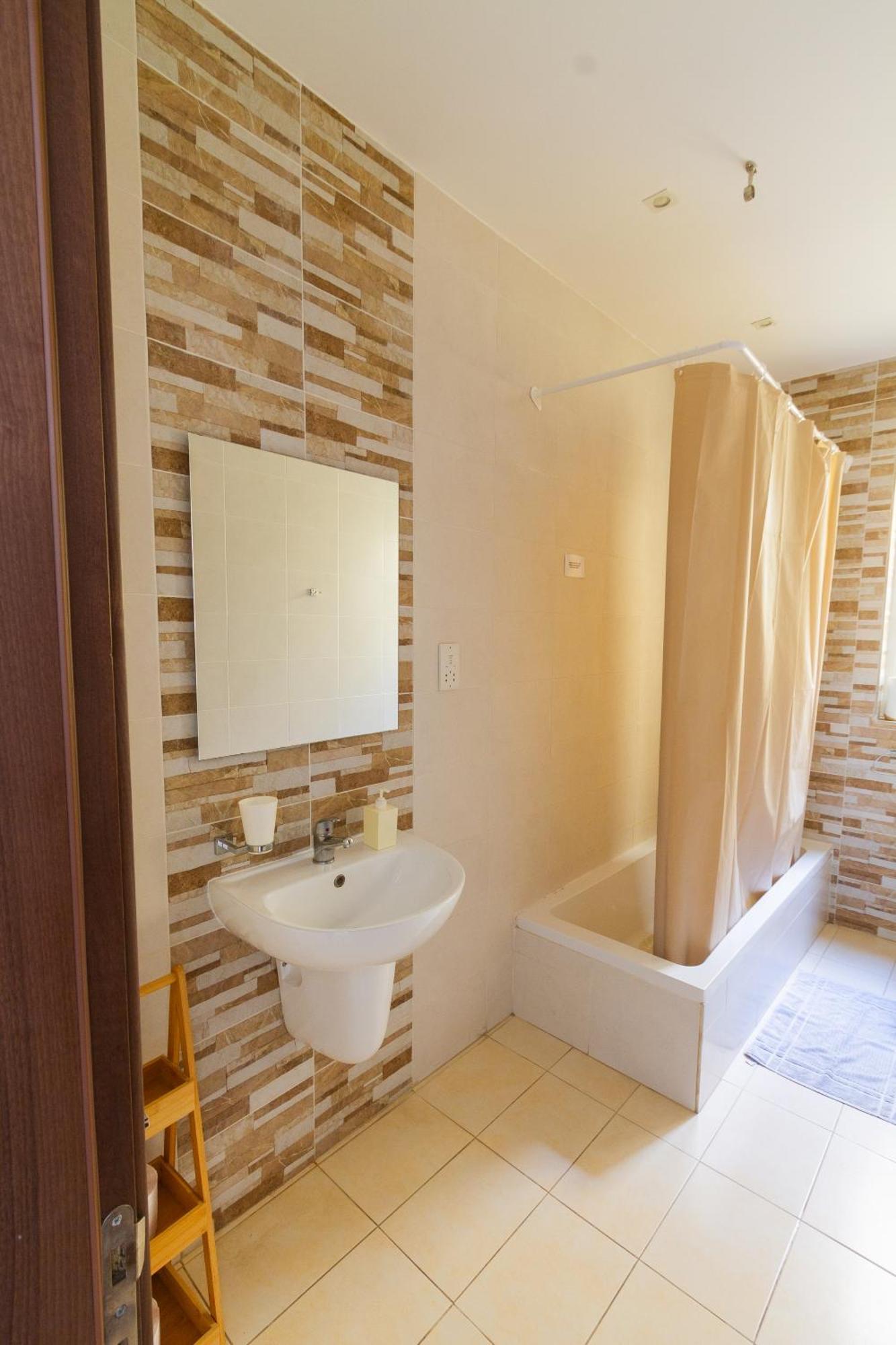 Modern & Central 2 Bedroom & 2 Bathrooms Apartment Msida Bagian luar foto