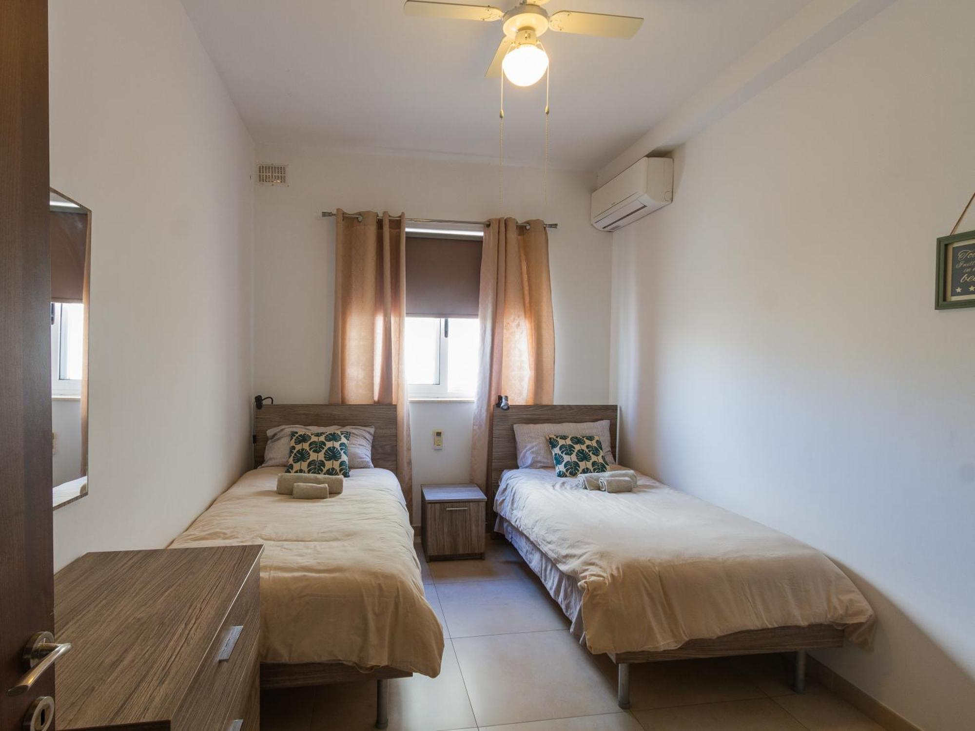 Modern & Central 2 Bedroom & 2 Bathrooms Apartment Msida Bagian luar foto