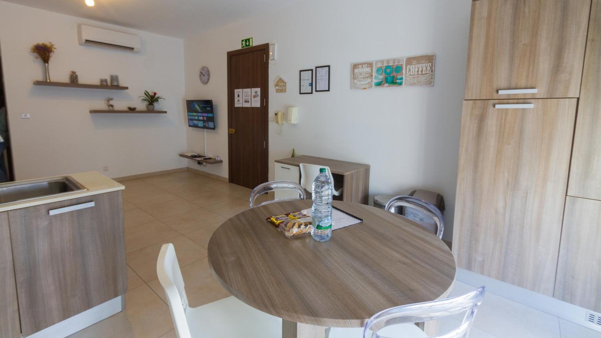 Modern & Central 2 Bedroom & 2 Bathrooms Apartment Msida Bagian luar foto