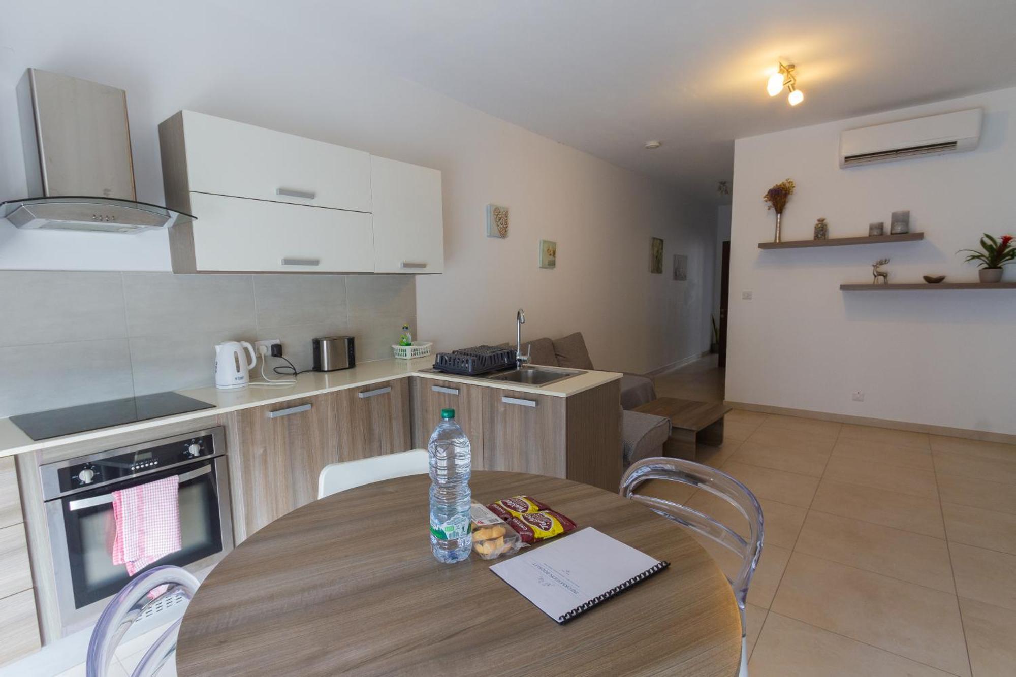 Modern & Central 2 Bedroom & 2 Bathrooms Apartment Msida Bagian luar foto